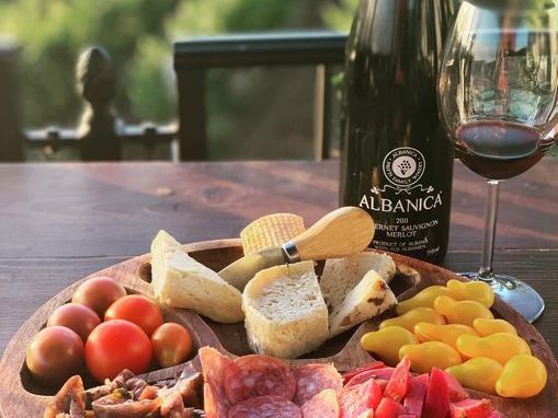 Visite de la lagune de Karavasta et dégustation de vins Albanica Cantina, avec voiture et chauffeur inclus.