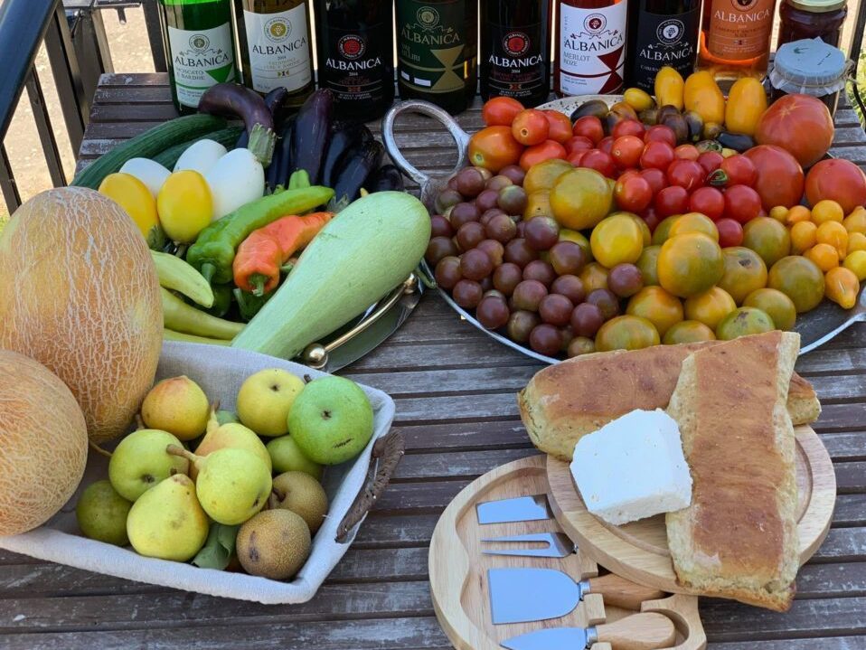 Visite de la lagune de Karavasta et dégustation de vins Albanica Cantina, avec voiture et chauffeur inclus.