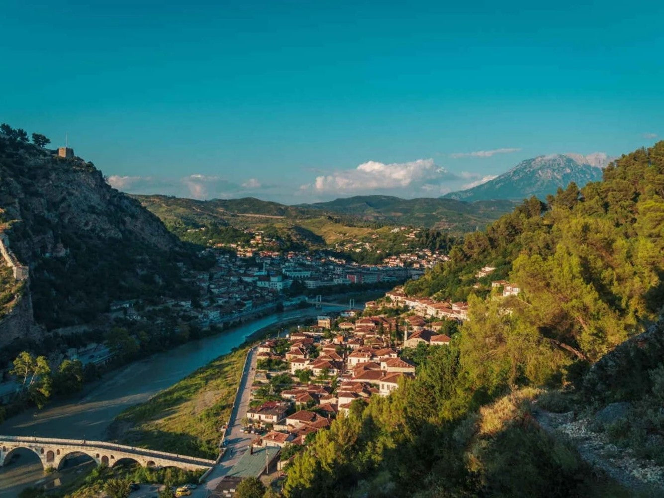 Visite privée d'une journée de la ville UNESCO de Berat avec expérience viticole en option, voiture et chauffeur inclus