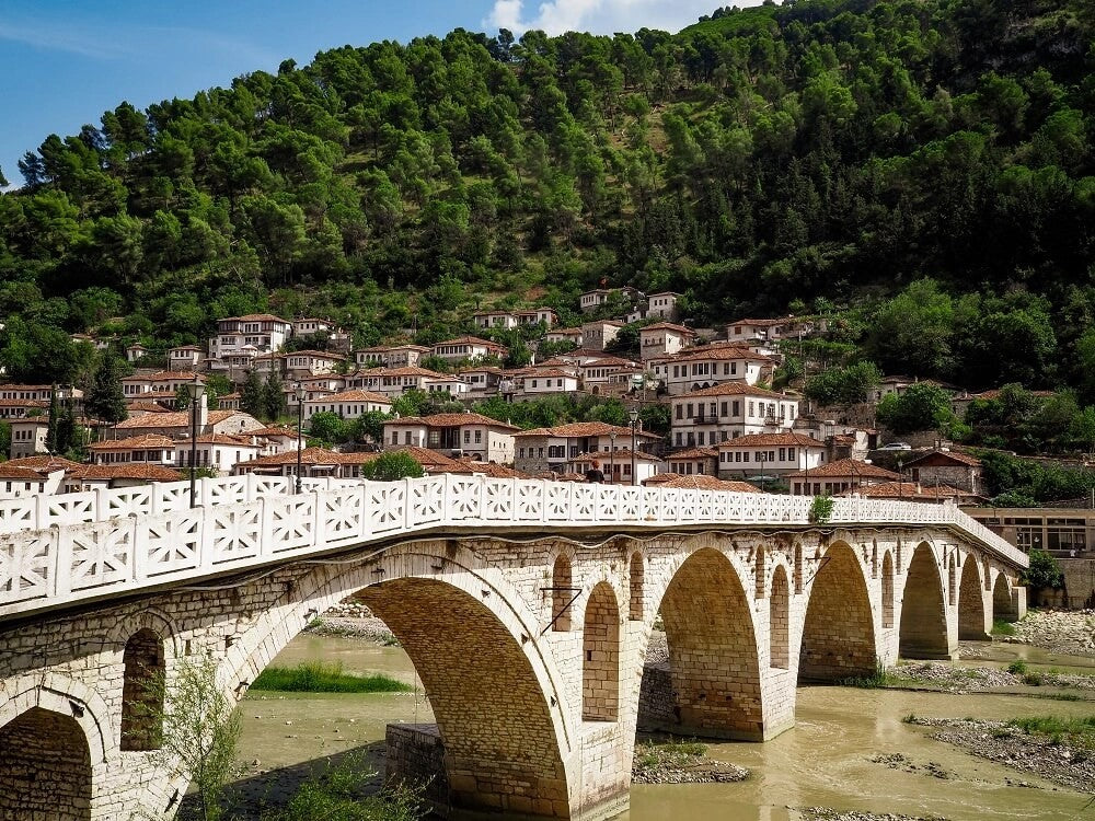 Visite privée d'une journée de la ville UNESCO de Berat avec expérience viticole en option, voiture et chauffeur inclus