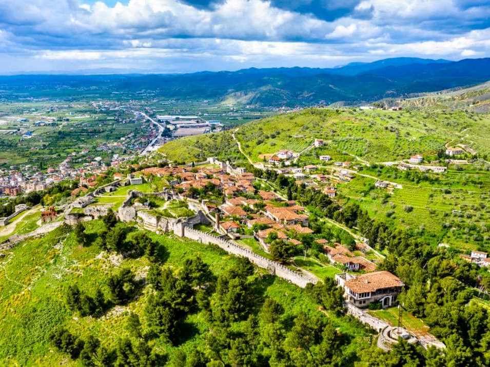 Visite privée d'une journée de la ville UNESCO de Berat avec expérience viticole en option, voiture et chauffeur inclus