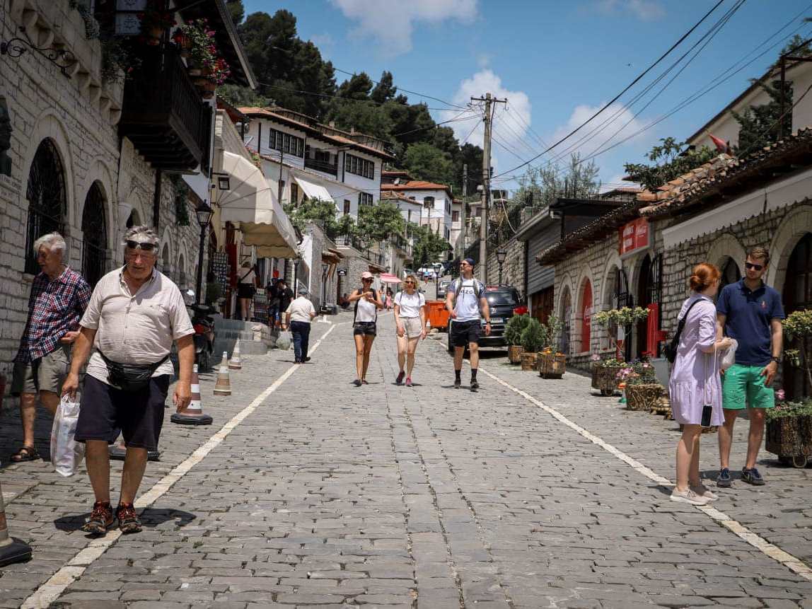 Visite privée d'une journée de la ville UNESCO de Berat avec expérience viticole en option, voiture et chauffeur inclus