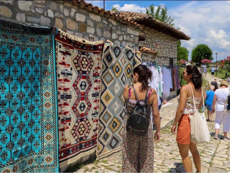 Visite privée d'une journée de la ville UNESCO de Berat avec expérience viticole en option, voiture et chauffeur inclus