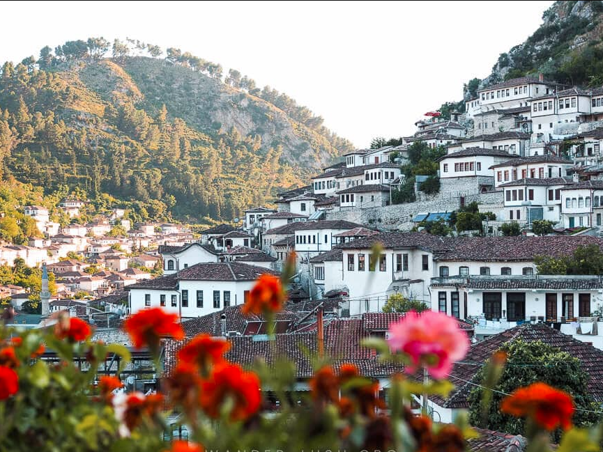 Visite privée d'une journée de la ville UNESCO de Berat avec expérience viticole en option, voiture et chauffeur inclus