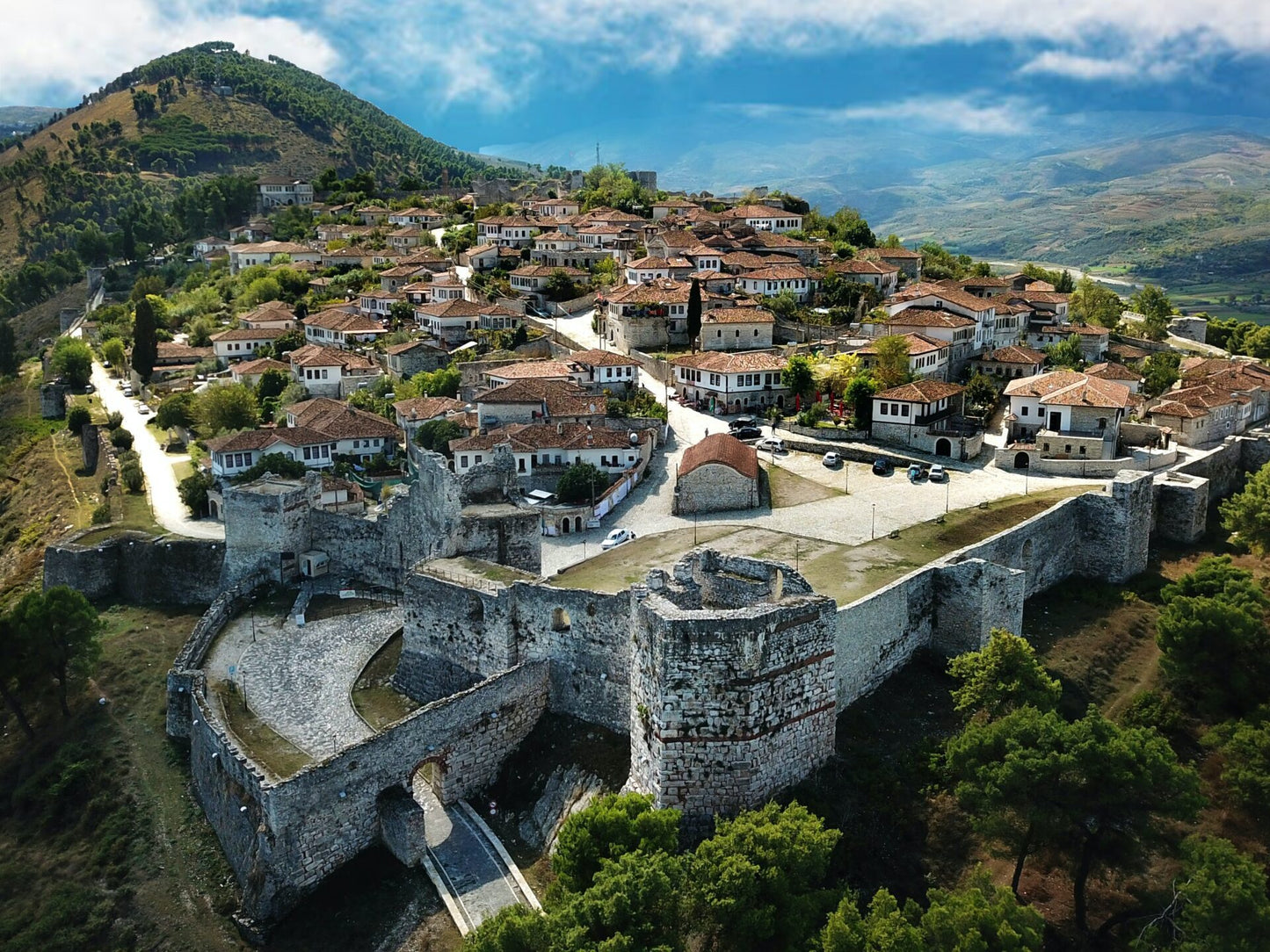 Visite privée d'une journée de la ville UNESCO de Berat avec expérience viticole en option, voiture et chauffeur inclus