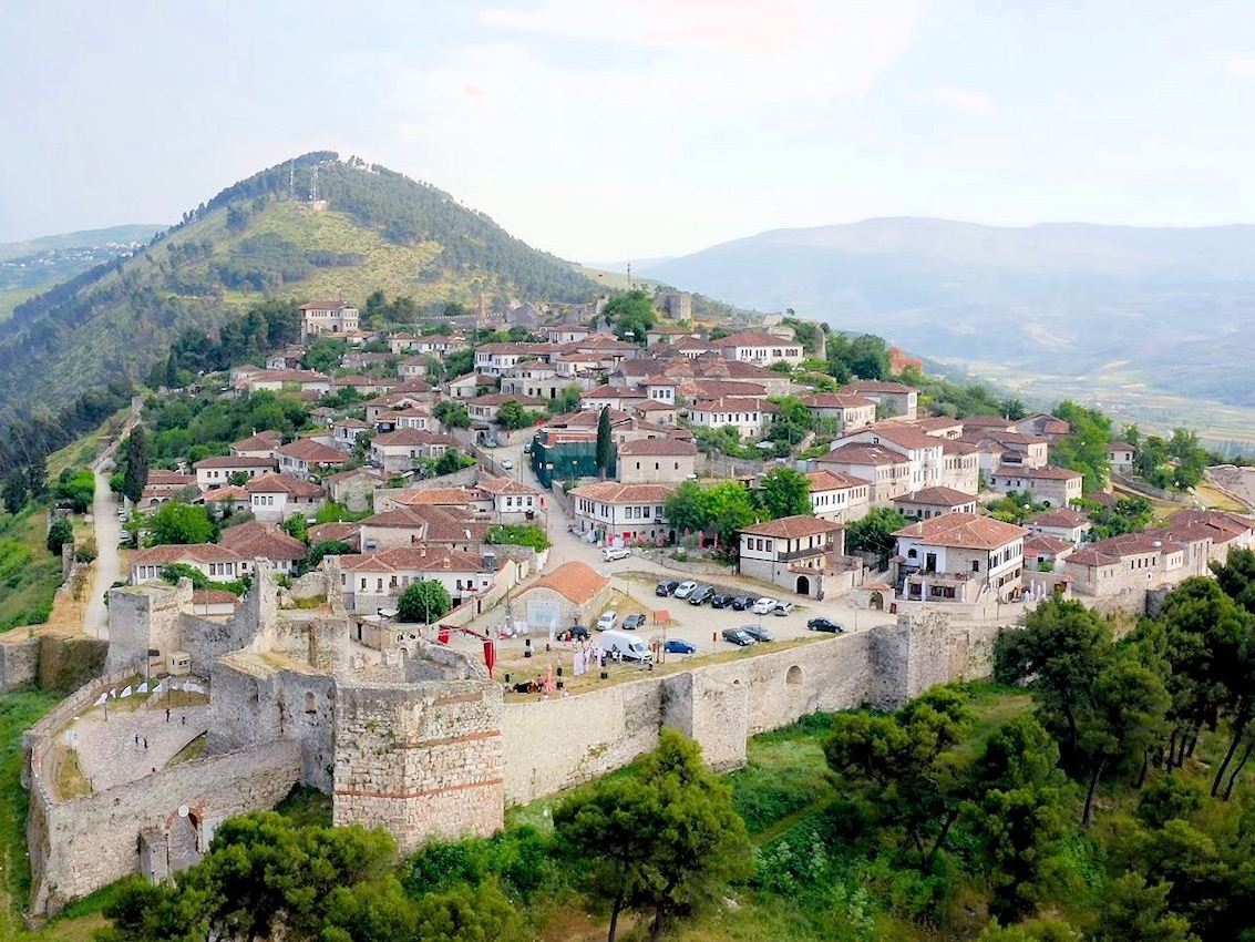 Visite privée d'une journée de la ville UNESCO de Berat avec expérience viticole en option, voiture et chauffeur inclus
