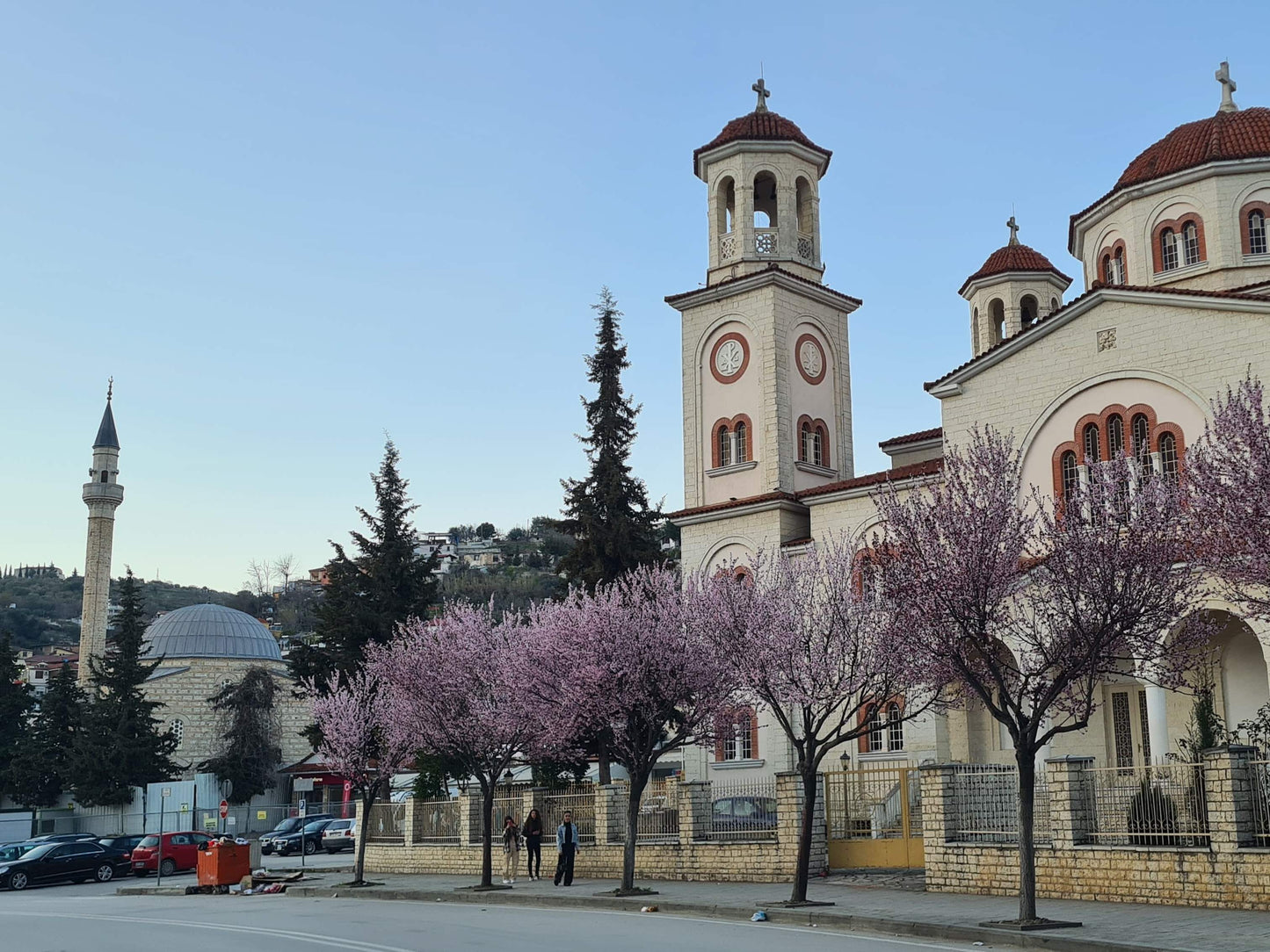 Visite privée d'une journée de la ville UNESCO de Berat avec expérience viticole en option, voiture et chauffeur inclus