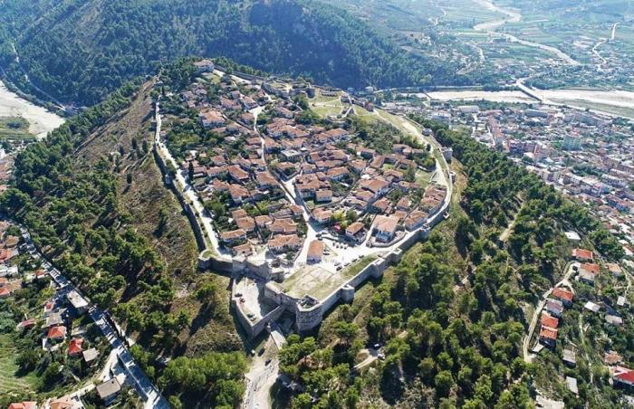 1 Tag, geführte Tour, UNESCO-Stadt Berat mit optionaler Weinprobe.