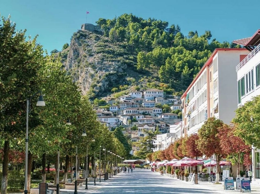 1 Tag, geführte Tour, UNESCO-Stadt Berat mit optionaler Weinprobe.