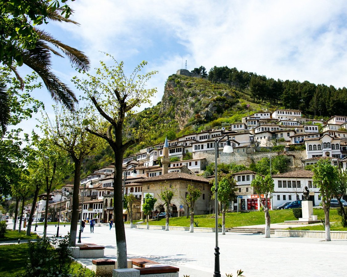Visite privée d'une journée de la ville UNESCO de Berat avec expérience viticole en option, voiture et chauffeur inclus
