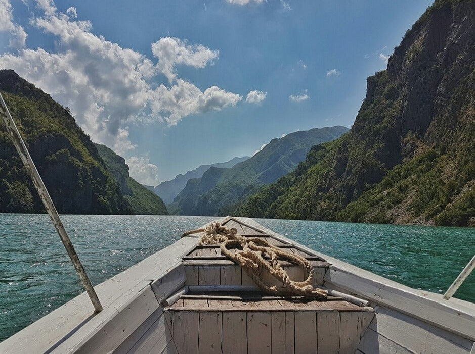 Visite privée de 2 jours du lac Komani, des Alpes albanaises, de Valbona et de Prizren, au Kosovo. Voiture, Chauffeur, Hôtel inclus