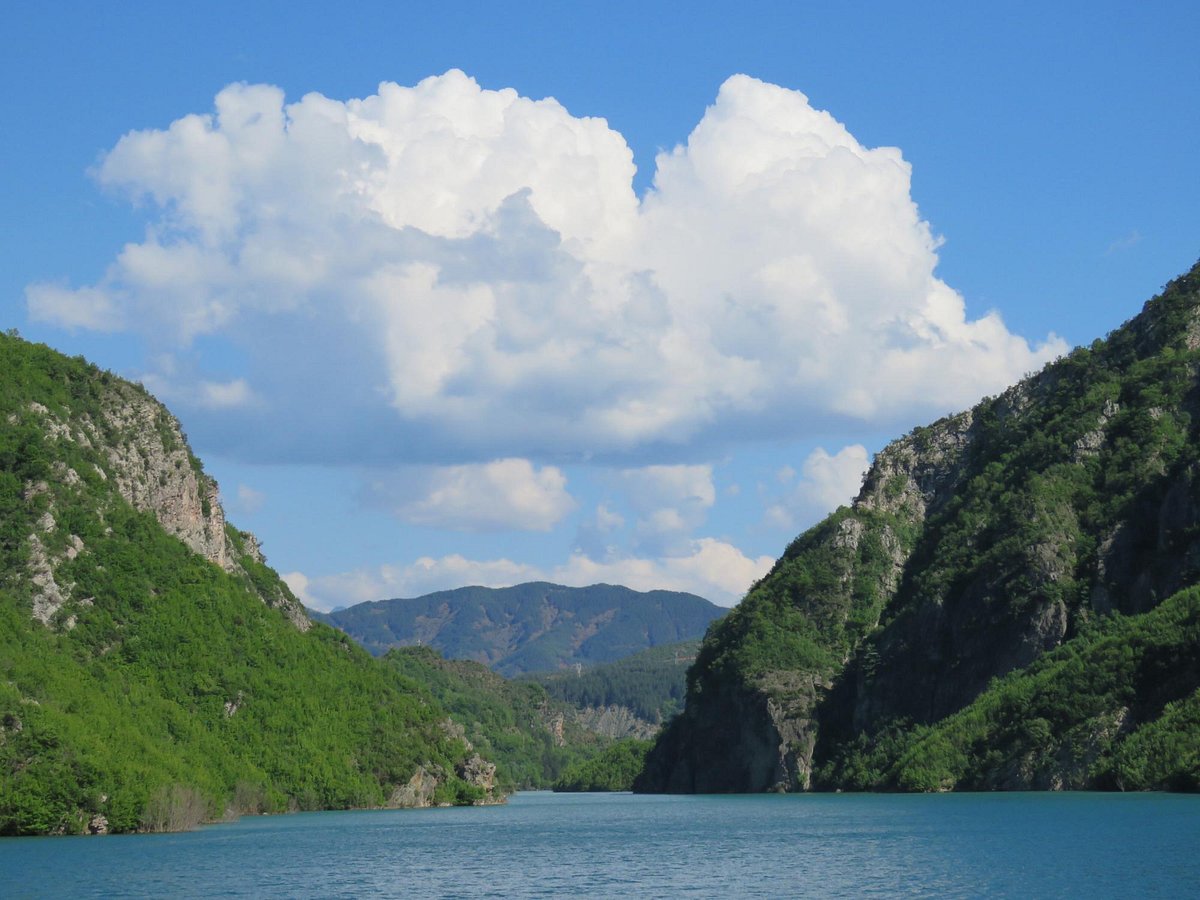 Visite privée de 2 jours du lac Komani, des Alpes albanaises, de Valbona et de Prizren, au Kosovo. Voiture, Chauffeur, Hôtel inclus