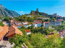 Lade das Bild in den Galerie-Viewer, Private Tagestour zur UNESCO-Stadt Berat mit optionalem Weinbergerlebnis, Auto und Fahrer inklusive
