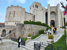 Charger l&#39;image dans la galerie, Visite privée d&#39;une journée de la ville UNESCO de Berat avec expérience viticole en option, voiture et chauffeur inclus
