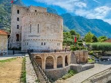 Charger l&#39;image dans la galerie, Visite privée d&#39;une journée de la ville UNESCO de Berat avec expérience viticole en option, voiture et chauffeur inclus
