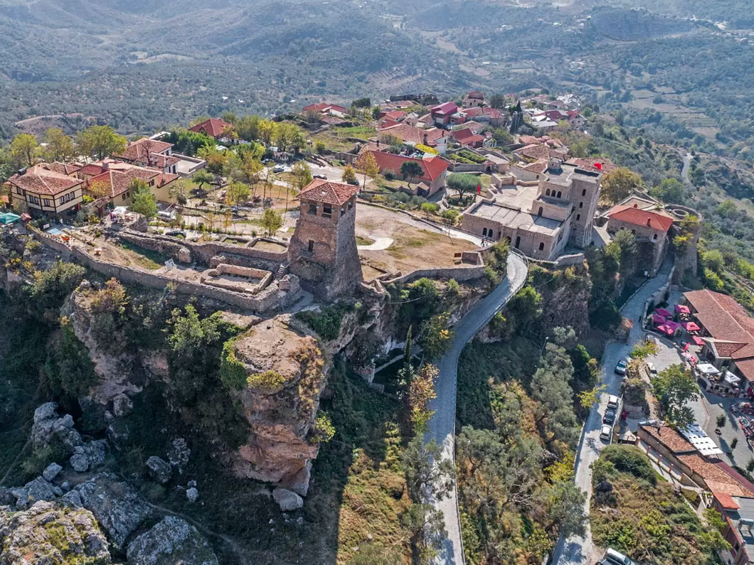 Visite privée d'une journée de la ville UNESCO de Berat avec expérience viticole en option, voiture et chauffeur inclus