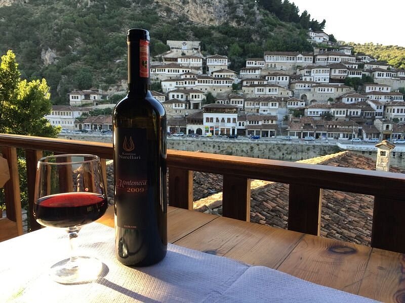Visite du château de Berat et dégustation de vins Nurellari Cantina, avec voiture et chauffeur inclus.