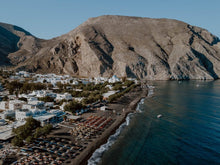 Load image into Gallery viewer, Paketa pushimesh Hotel + Avion në Santorini
