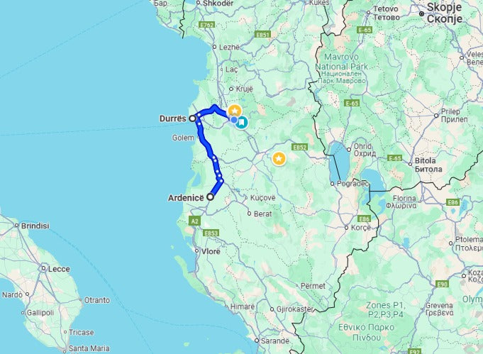 Stadtrundfahrt durch Tirana und Weinprobe in der Cantina Albanica, inklusive Auto und Fahrer/Reiseführer.