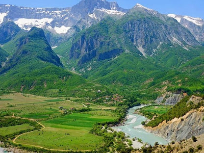 Circuit aventure de 4 jours sur la Riviera albanaise, la rivière Vjosa, les châteaux et les ruines. Voiture et chauffeur inclus uniquement.