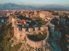 Lade das Bild in den Galerie-Viewer, Private Tagestour durch die Stadt Shkodra und die Burg Rozafa, Auto und Fahrer inklusive
