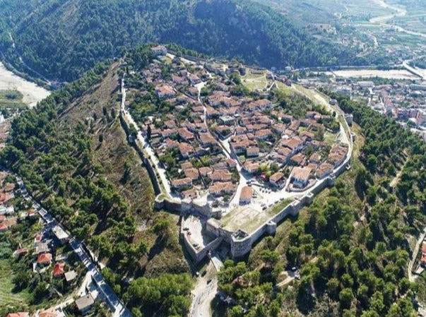 Visite privée d'une journée de la ville UNESCO de Berat avec expérience viticole en option, voiture et chauffeur inclus