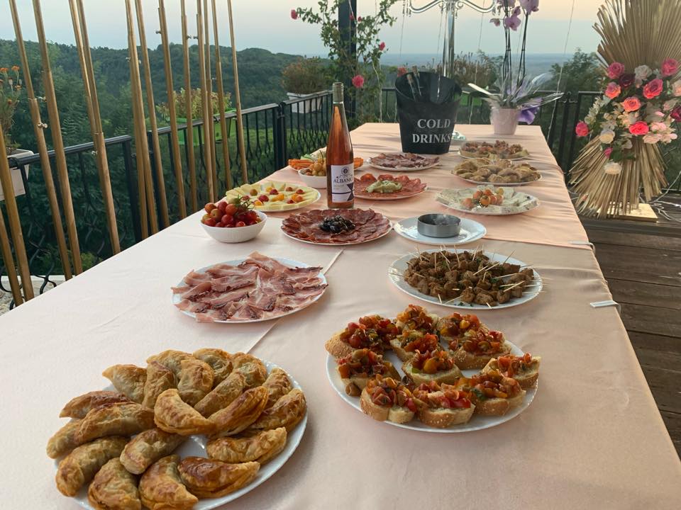 Stadtrundfahrt durch Tirana und Weinprobe in der Cantina Albanica, inklusive Auto und Fahrer/Reiseführer.