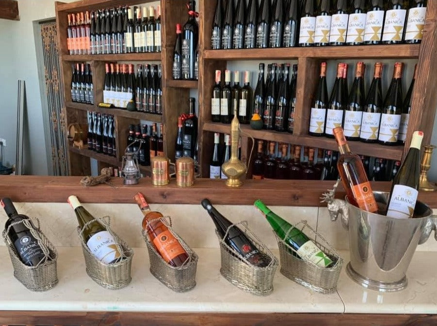 Stadtrundfahrt durch Tirana und Weinprobe in der Cantina Albanica, inklusive Auto und Fahrer/Reiseführer.